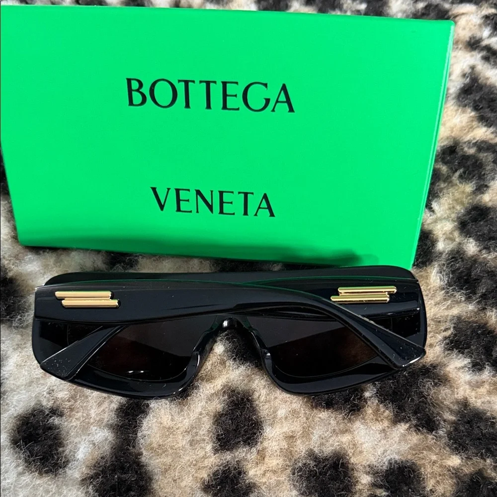 Bottega Veneta Black Rectangular Sunglasses - Picture 2 of 3
